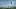 Stativ auf Wiese vor weit entfernter Skyline
