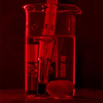 Reagenzglas in rotem Licht