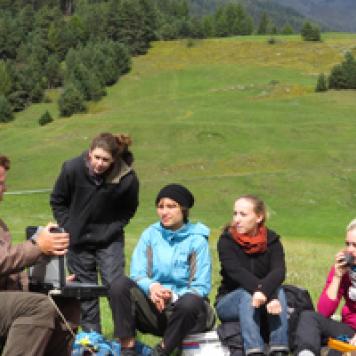 Forschergruppe in Hügellandschaft