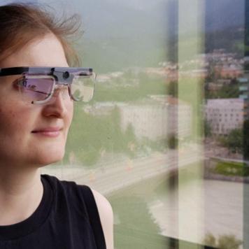 Frau mit Brille