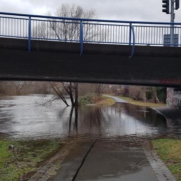 Überfluteter Weg unter Brücke