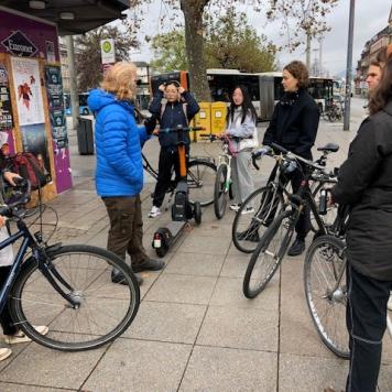 Teilnehmende der Fahrradexkursion auf dem Bismarckplatz